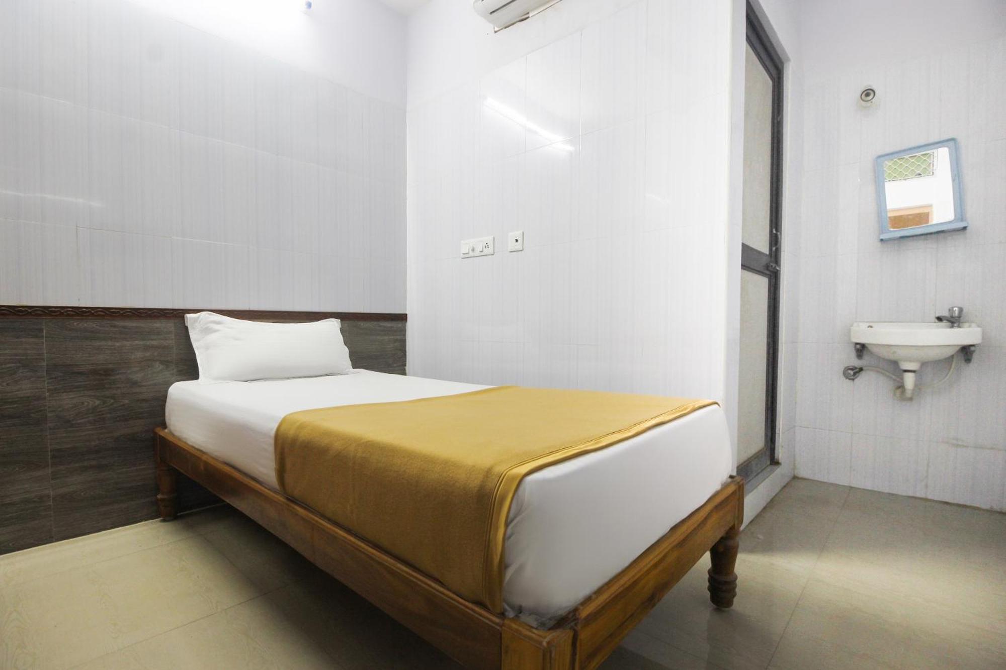 OYO 61145 JKS Deluxe Lodge Udaiyarpalaiyam Extérieur photo