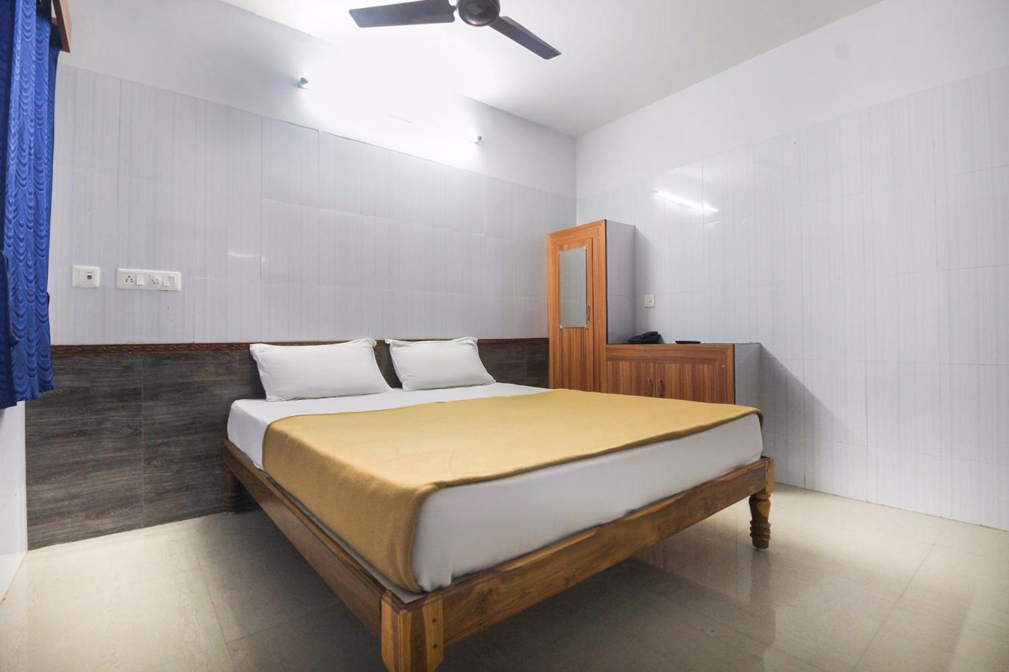 OYO 61145 JKS Deluxe Lodge Udaiyarpalaiyam Extérieur photo