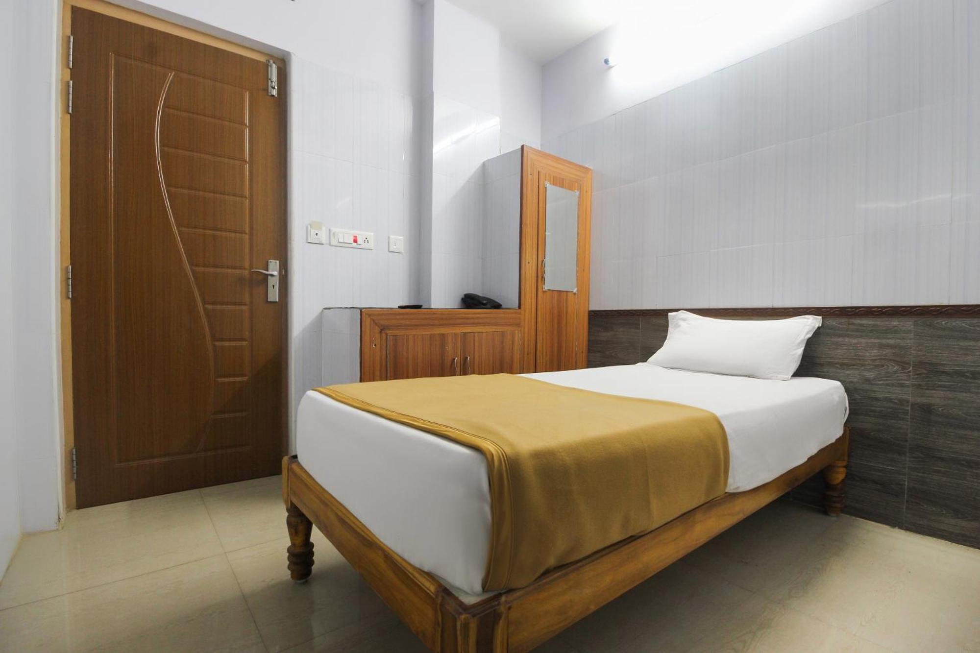 OYO 61145 JKS Deluxe Lodge Udaiyarpalaiyam Extérieur photo