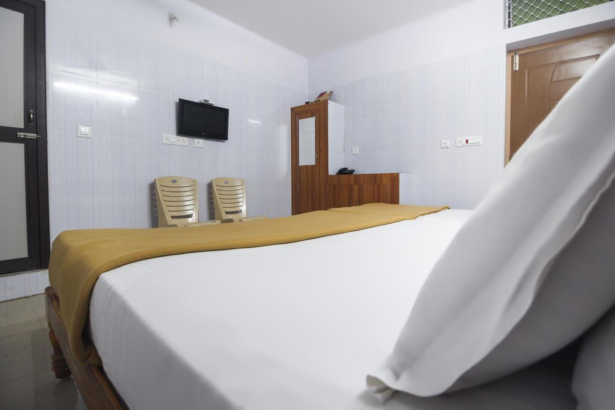OYO 61145 JKS Deluxe Lodge Udaiyarpalaiyam Extérieur photo