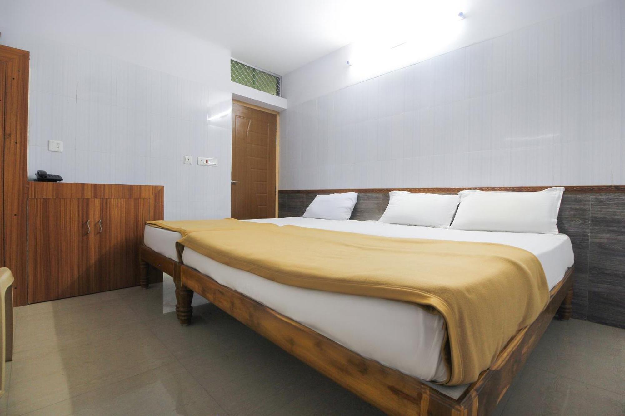 OYO 61145 JKS Deluxe Lodge Udaiyarpalaiyam Extérieur photo